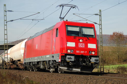 Ein Güterzug mit der 185 397 von Seelze nach Würzburg, hier aufgenommen  zwischen Karlstadt (Main) und Himmelstadt. Foto: Deutsche Bahn AG