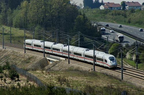 2[4. August 2011] Im Rahmen der Zulassungsfahrten des Velaro D (ICE-Baureihe 407) wurde heute für diese Baureihe ein erster Geschwindigkeitsrekord von 357 km/h erreicht.