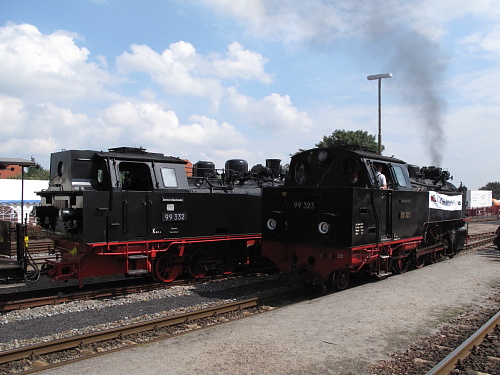 Die ansonsten in Kühlungsborn-West ausgestellte Lokomotive 99 332 wurde zum Jubiläum nach Bad Doberan überführt, wo sie zusammen mit einem kleinen Güterzug zu sehen war. Hier passiert 99 323 die kleine Tenderlok.