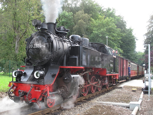 Nachdem die planmäßigen Personenzüge den Bahnhof Heiligendamm wieder verlassen haben, setzt 99 324 aus dem Stumpfgleis zurück und stellt sich am Hausbahnsteig in Heiligendamm bereit.