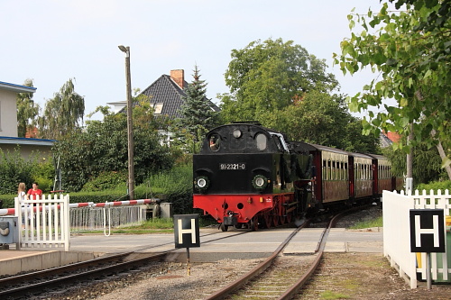Einfahrt der 99 321 in den Bahnhof Kühlungsborn-Ost.