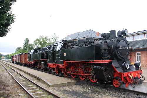 Am 7. August 2011 waren 99 322 und 99 323 von Kühlungsborn-West nach Bad Doberan unterwegs. Hier ist das Gespann bei einem Betriebshalt am Bahnhof Ost zu sehen.