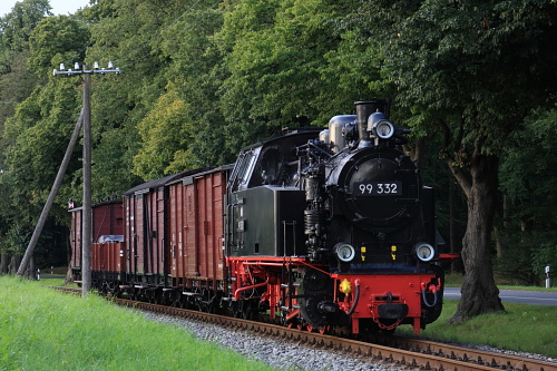 Kleinbahn-Idylle pur zwischen Heiligendamm und Rennbahn: Ein Güterzug, bespannt mit der 99 332.