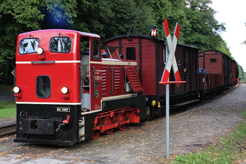 Nach der Durchfahrt des Personenzuges setzt sich Lok „Martin“ mit dem Güterzug nach Heiligendamm wieder in Bewegung. 