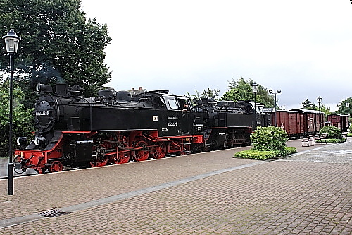 Der Güterzug mit Vorspann-Lokomotive am 7. August 2011 in Kühlungsborn-Ost.