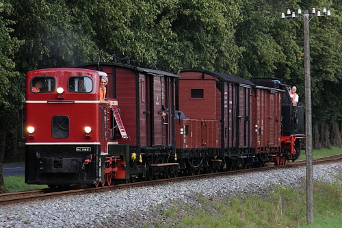 Nach dem Abschluß der Feierlichkeiten am Abend des 7. August 2011 wurde der Güterzug und die 99 332 von Lok „Martin“ nach Kühlungsborn-West überführt. Hier ist die Fuhre zwischen Bad Doberan und dem Bahnhof Rennbahn unterwegs.