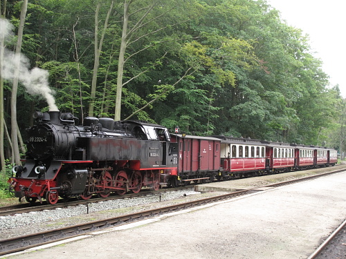 Der „hundertjährige Zug“ mit 99 324 wartet am 5. August 2011 auf die Rückkehr der Ehrengäste auf dem Bahnhof Heiligendamm.