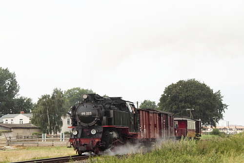 Unterwegs nach Heiligendamm: 99 323 mit GmP verlässt am 6. August 2011 Kühlungsborn.