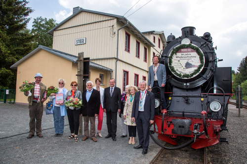 xEhrengaste posieren vor dem Sonderzug