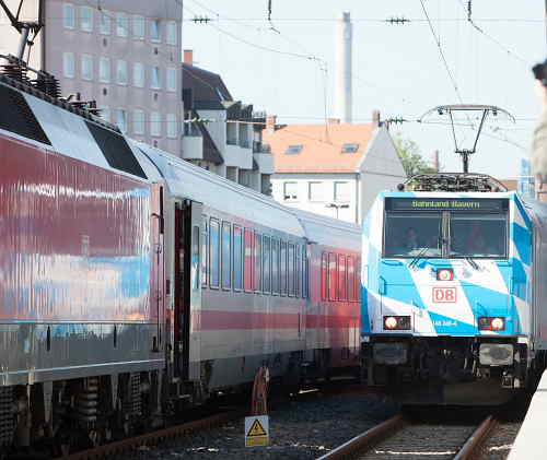 xxDie Bahnland-Bayern-Lok bei der Einfahrt
