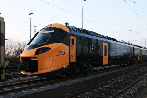 Ein Endwagen des neuen Zuges. Das endgültige Design des Zuges wird noch mit gelben Klebefolien vervollständigt. Foto: Bärbel Rasch