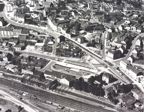x1956 Remscheid Hbf neues Empfangsgebäude und Reste Bahnsteighalle Luftbild unbekannt Slg. Zeno Pillmann