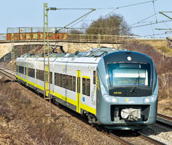 Bei Dettenhofen ist 440 604/104 am 22. Februar 2011 für den mittäglichen Schüler­zug ag 84459 (Parsberg—Regensburg Hbf) eingeteilt. Aufnahme: Kay Baldauf