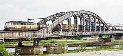 In Herentals überquert der Eiserne Rhein auf einer imposanten Bogenbrücke den Albert-Kanal. Aufnahme: Jens Schaefer