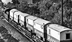 Am 7. September 1959 fährt 57 2173 vom Bw Opladen mit dem Circus Barum in Opladen ein; Aufnahme: Heinz Neumärke