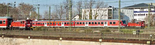 Rechts: Auf den Drei­sam­brücken zwischen Freiburg Hbf und dem DB Regio-Werk sind Köf III am 28. März 2012 mit dem Verschub von Reisezugwagen beschäftigt. Aufnahme: CW