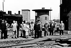 Hans Wegener mit Bundestagsabgeordneten am 10. Mai 1954 in Braunschweig; Aufnahme: Bildarchiv der Eisenbahnstiftung