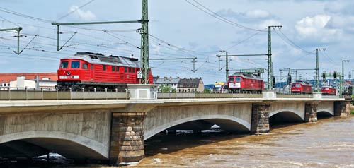 Auf jedem Brückenpfeile eine Lok als Beschwerung gegen reißende Fluten; Aufnahme: Philipp Böhme