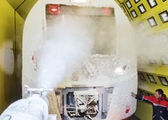 Von -40 °C bis  +40 °C geeignet: Siemens-Ingenieure testen den Desiro RUS für Sotschi in der Klimakammer von RTA in Wien. Foto: Friedhelm Weidelich