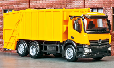Für eine zeitgemäße kommunale Müllentsorgung in modernen Modell-Städten sorgt das Pressmüllfahrzeug Antos S von Mercedes Benz von Herpa