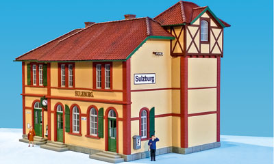 Schmucker Spur-0-Bausatz „Bahnhof Sulzburg“ aus gelaserten MDF-Platten und Resin-Teilen im Maßstab 1:45 von Real-Modell